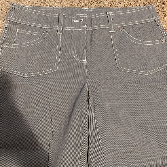 Beautiful capris - Picture 3 of 7